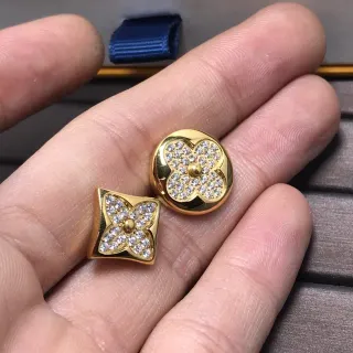 أقراط Stud ذهبية Pavé بلورية زهرية رباعية الأوراق