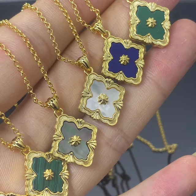 Colliers pendentifs en émail à quatre feuilles ton doré 2