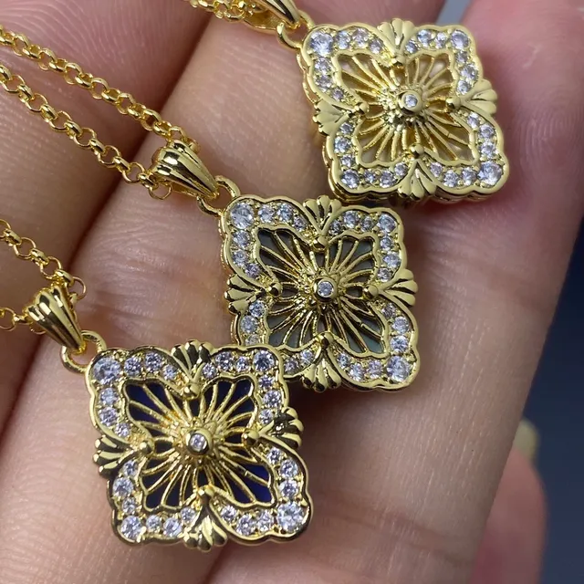 Colliers pendentifs en émail à quatre feuilles ton doré 4