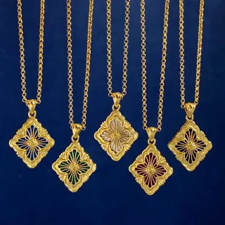 Colliers dorés à filigrane et incrustation d'émail quatrefoil
