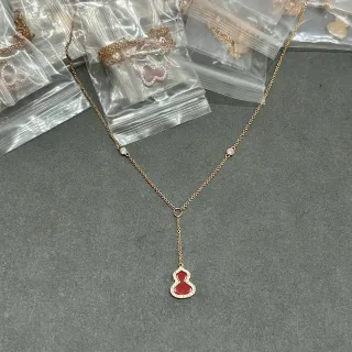 Collier lariat en ton doré avec pendentif gourde émaillé en rouge