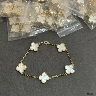 سوار سلسلة ذهبية بيضاء بخمسة برسيم شكل تعويذات