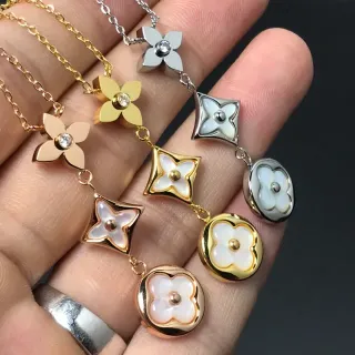 Collier en or blanc avec charm floral et motif quatrefoil