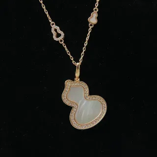 Collier pendentif en or blanc en forme de gourde avec incrustation de nacre