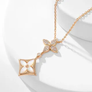 Collier de chaîne dorée avec rose blanche et double pendentif floral