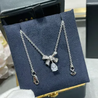 গ্রাফ বাও রূপালি সাদা পেন্ড্যান্ট ব্যাগুয়েট-কাট সাইড স্টোনস নেকলেস