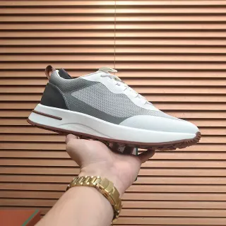 Zapatilla lifestyle gris y blanco con paneles de malla