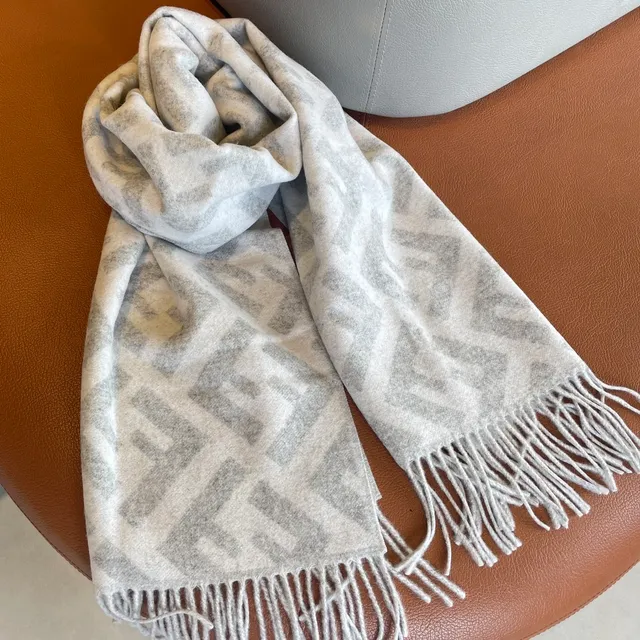 Cachecol de Cachemira Cinza Oversized com Franjas 3