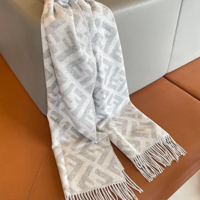 Cachecol de Cachemira Cinza Oversized com Franjas 5