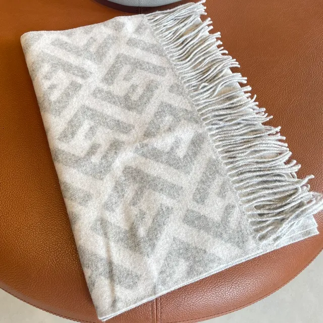 Cachecol de Cachemira Cinza Oversized com Franjas 7