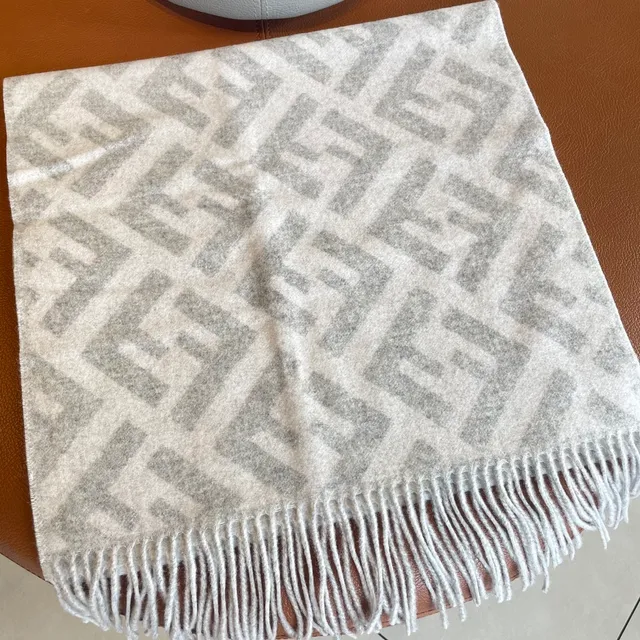 Cachecol de Cachemira Cinza Oversized com Franjas 8