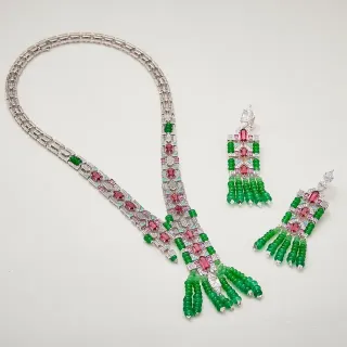 Collier vert rouge avec motifs géométriques de gemmes en pavé-set, perles, franges et borlures