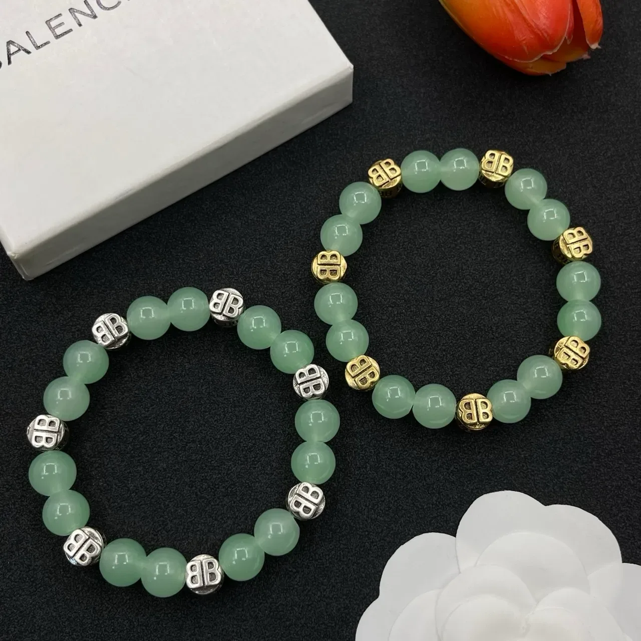 Bracelete de contas de pedra verde e tom prata 2