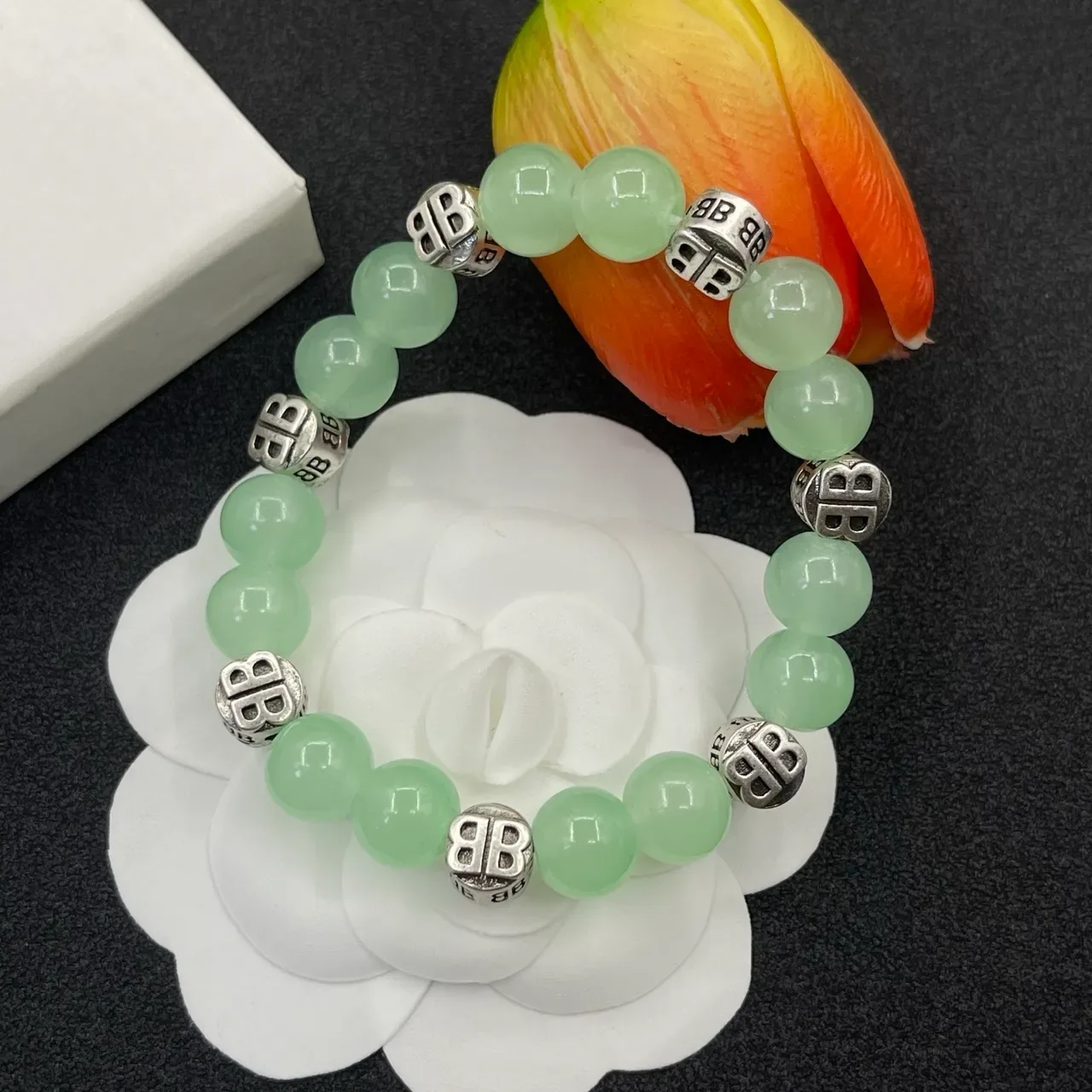 Bracelete de contas de pedra verde e tom prata 3