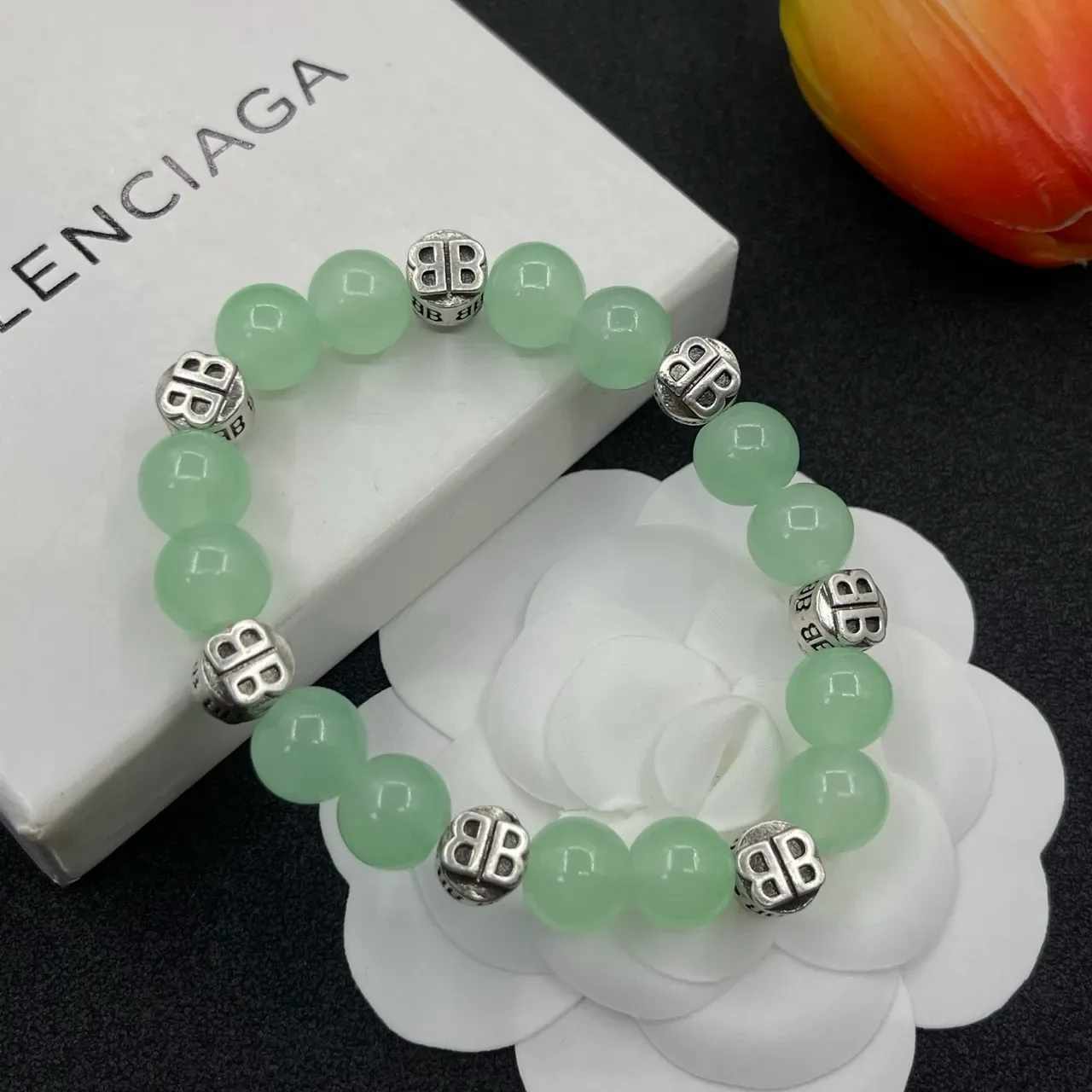 Bracelete de contas de pedra verde e tom prata 4
