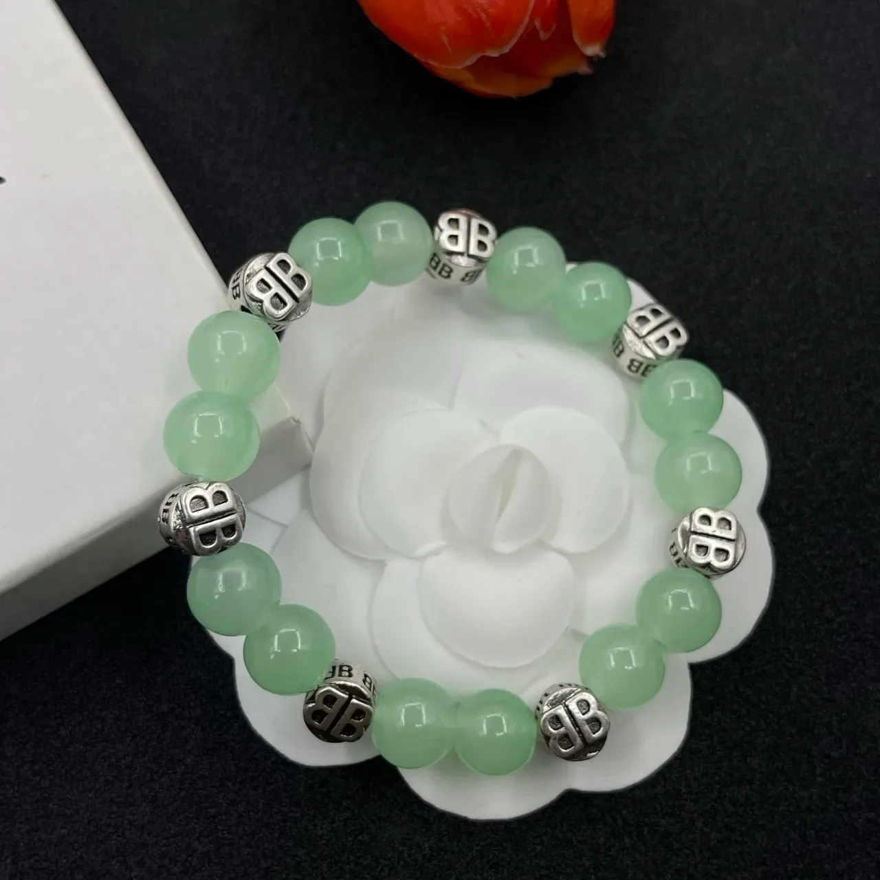Bracelete de contas de pedra verde e tom prata 5