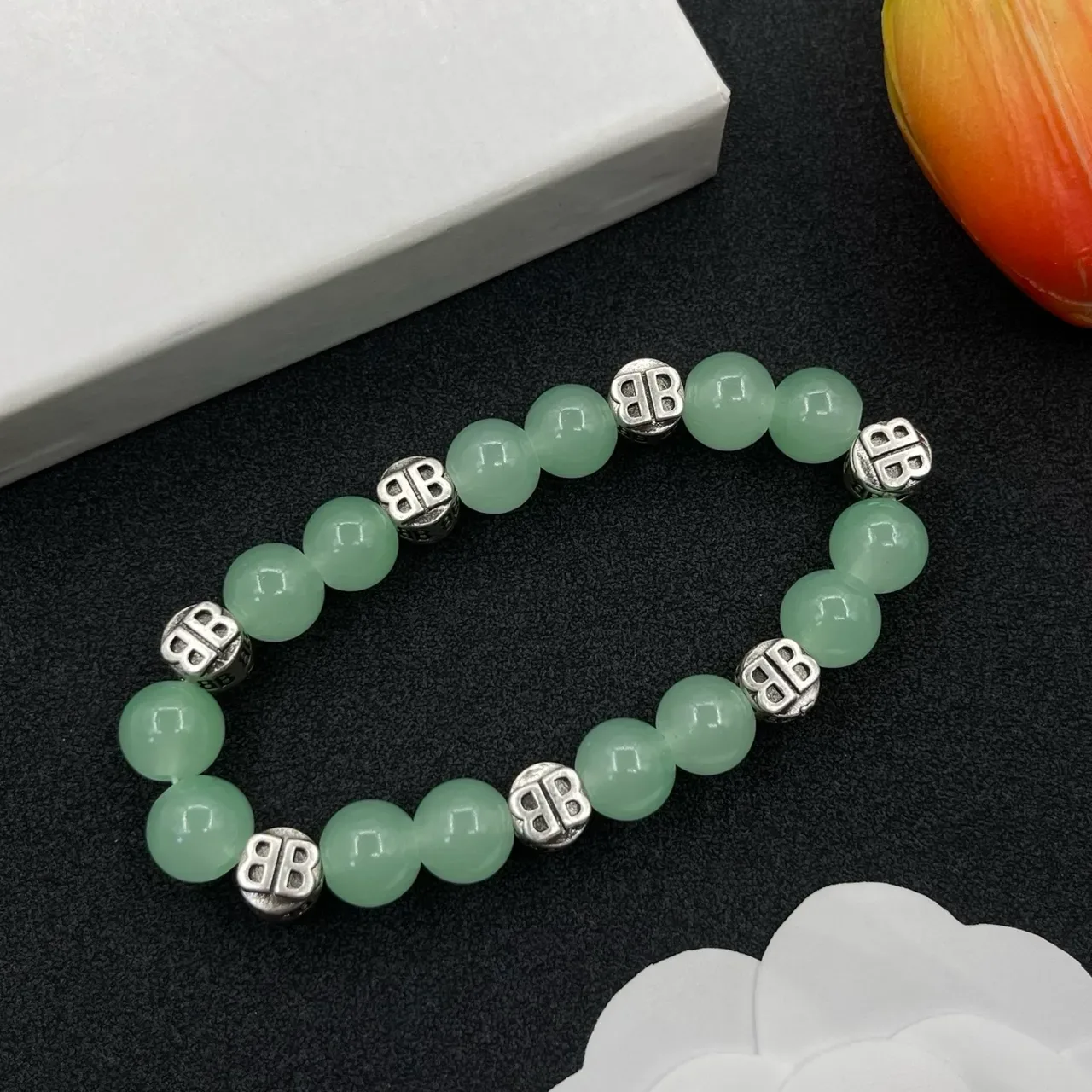 Bracelete de contas de pedra verde e tom prata 6