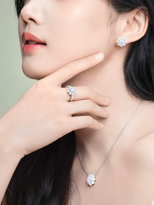 Harry Winston Floral Cluster Diamond Pendant Necklace 9