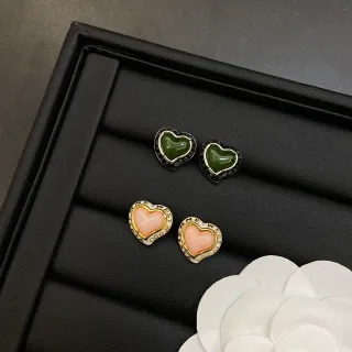Pendientes con forma de corazón con borde de esmalte de piedra