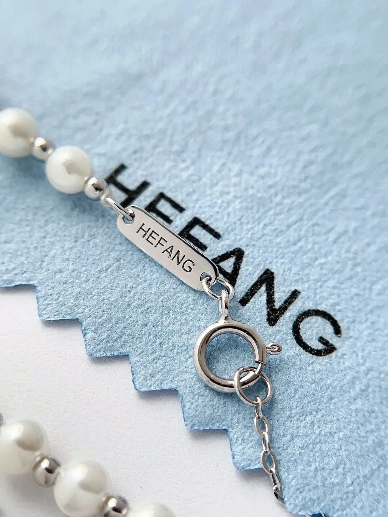 HEFANG Collier à chaîne perles bleues argentées pendentif en forme de nœud 3