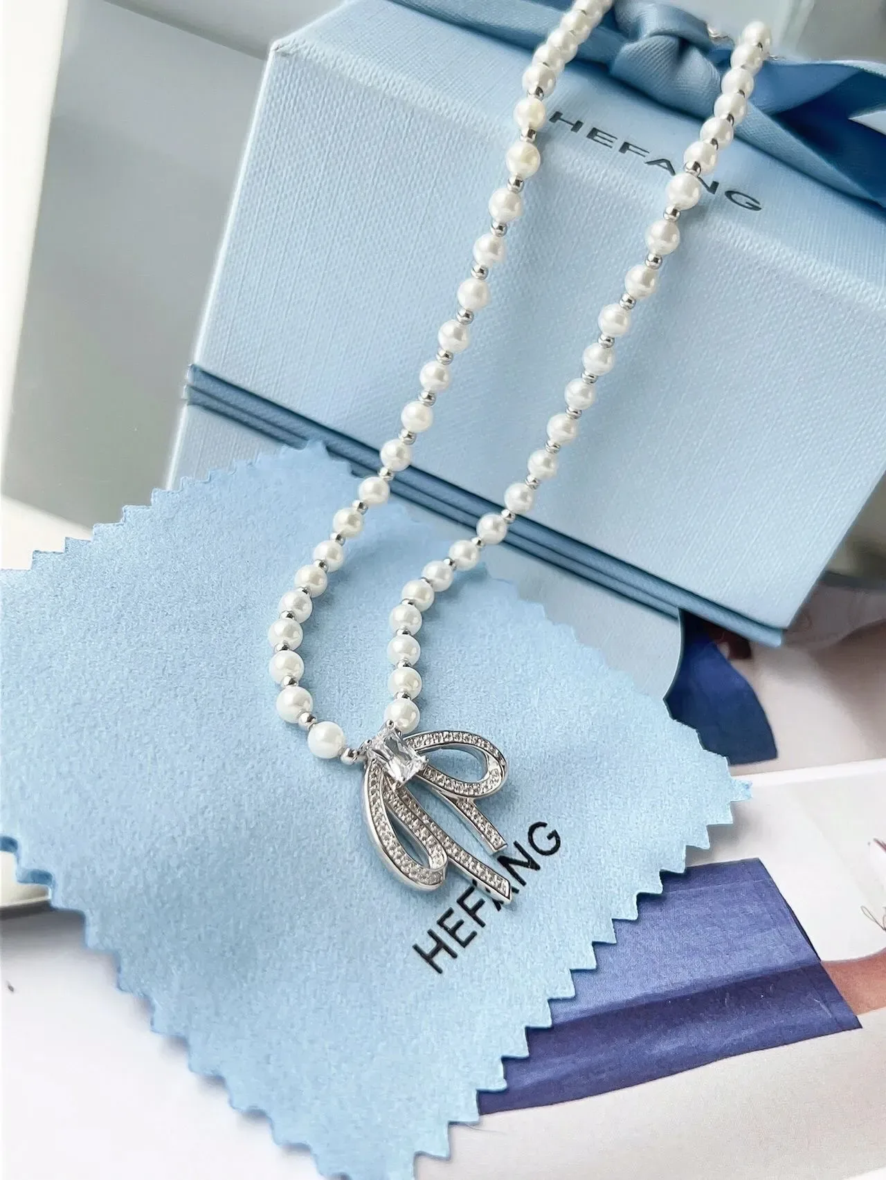 HEFANG Collier à chaîne perles bleues argentées pendentif en forme de nœud 8