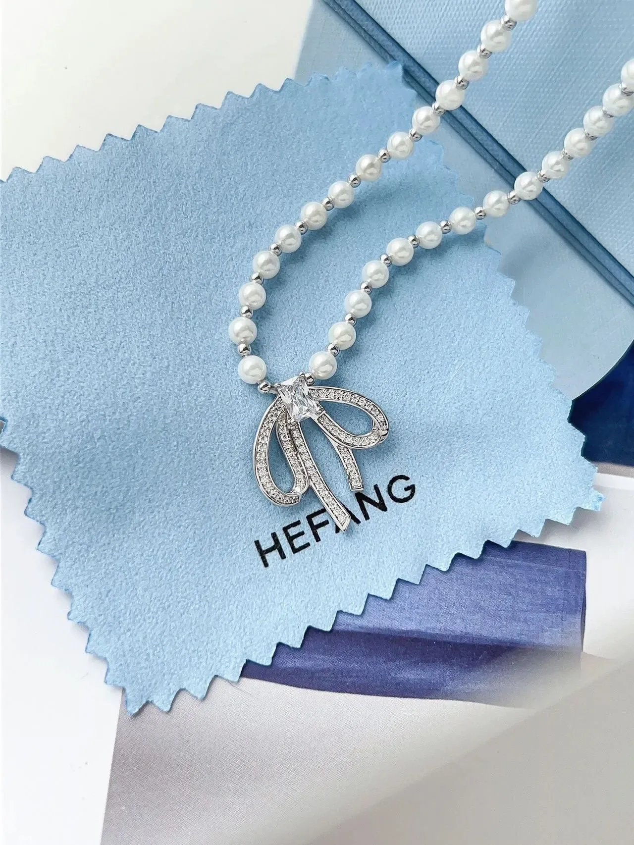 HEFANG Collier à chaîne perles bleues argentées pendentif en forme de nœud 9