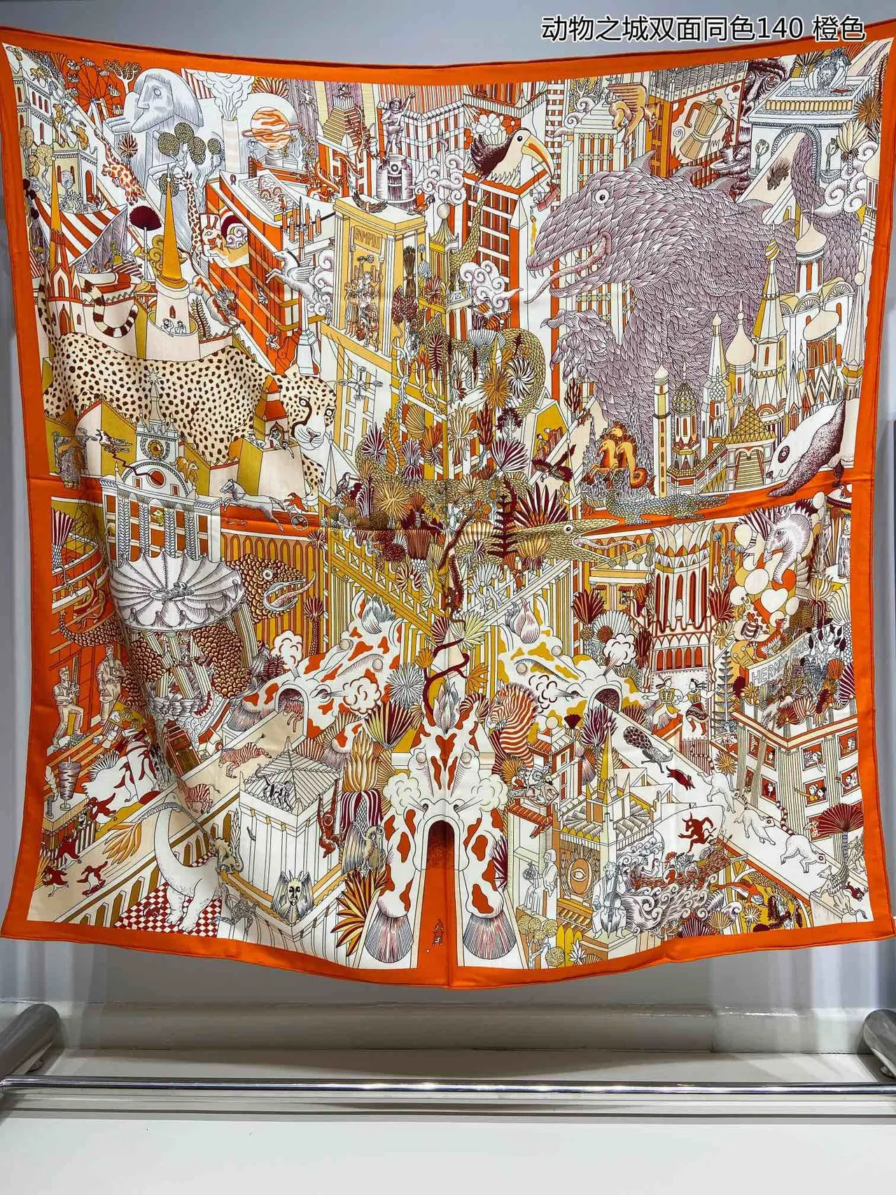 Écharpe de soie à bordure orange avec impression narrative illustrative 4