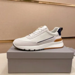 Zapatilla lifestyle gris claro con malla perforada y ante