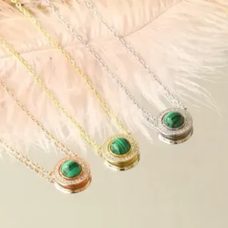 Collier pendentif cabochon malachite halo