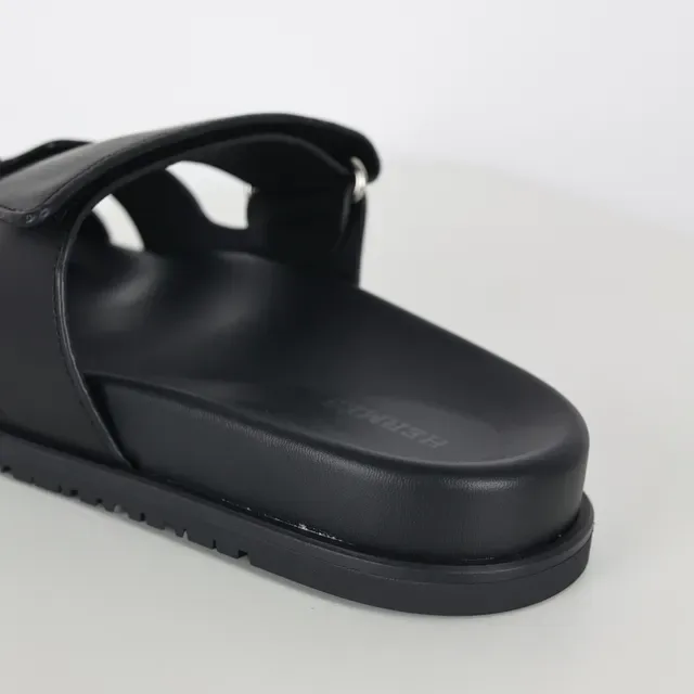 Sandales casual noir mat à double bride avec découpes 4