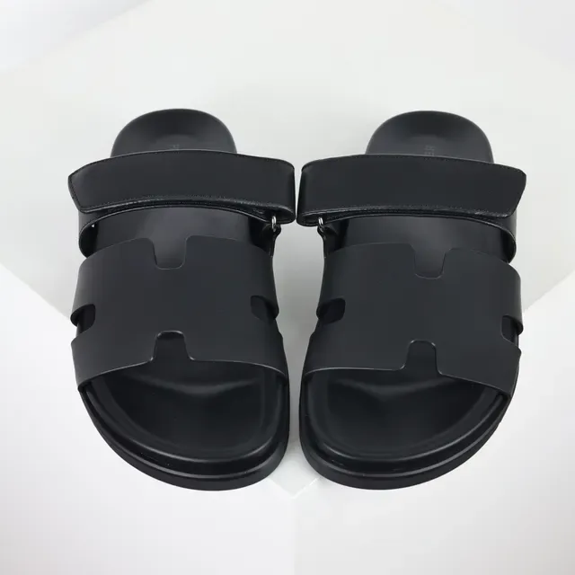 Sandales casual noir mat à double bride avec découpes 8