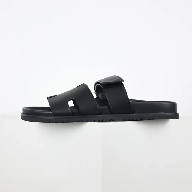 Sandales casual noir mat à double bride avec découpes 9
