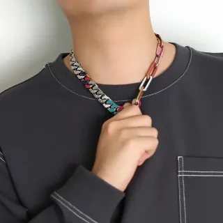 Collier avec chaîne chunky curb-link et inlay d'émail multicolor