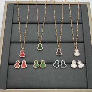 Collier multicolor à bordure de cristal Pave en forme de silueta de gourd