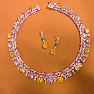 Collier multicolore multi-gemmes avec accent d'émail