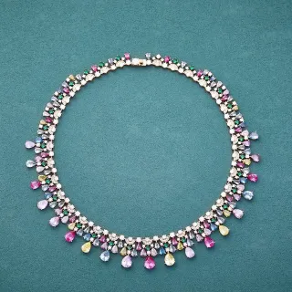 Gargantille multicolore en forme de larme en pavé