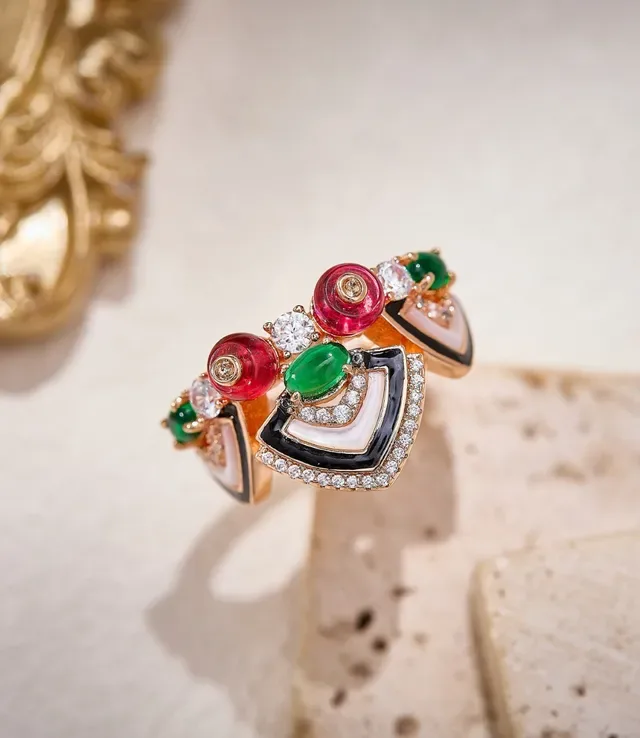 Anillo geométrico asimétrico con esmalte multistone y diamantes pavé 3