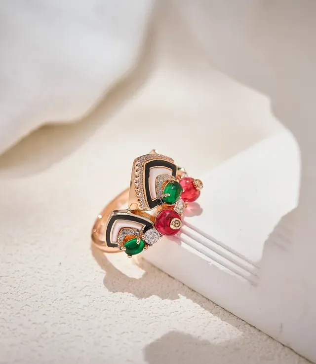 Anillo geométrico asimétrico con esmalte multistone y diamantes pavé 5