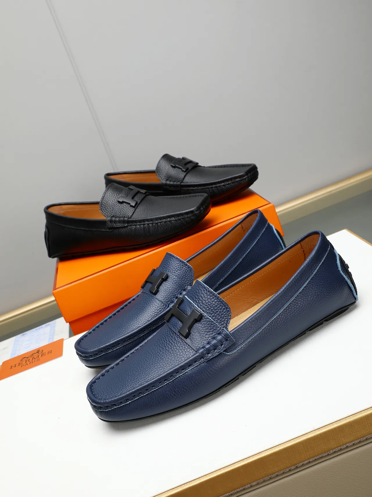 لوفر slip-on من جلد بحري pebble مع إبزيم H 2