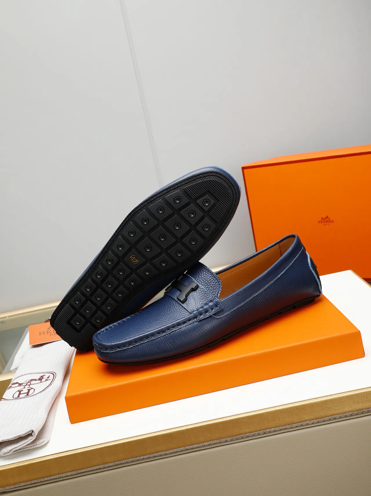 لوفر slip-on من جلد بحري pebble مع إبزيم H 4