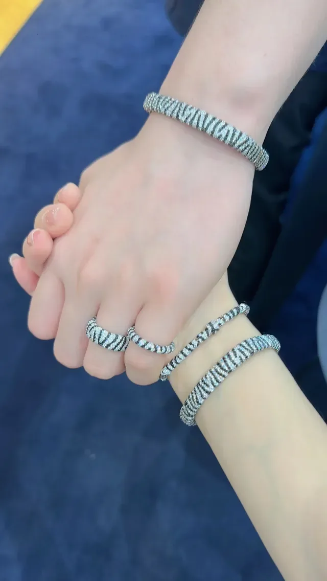 Bandeja cuadrada estructurada navy silver forro acolchado de terciopelo para joyería 3