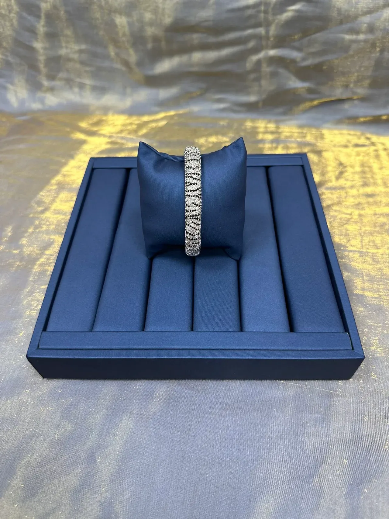 Bandeja cuadrada estructurada navy silver forro acolchado de terciopelo para joyería 5