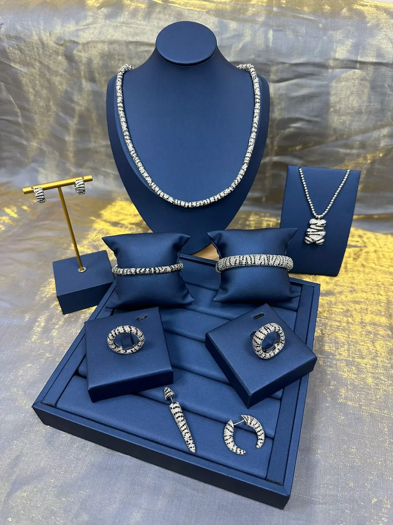 Bandeja cuadrada estructurada navy silver forro acolchado de terciopelo para joyería 8