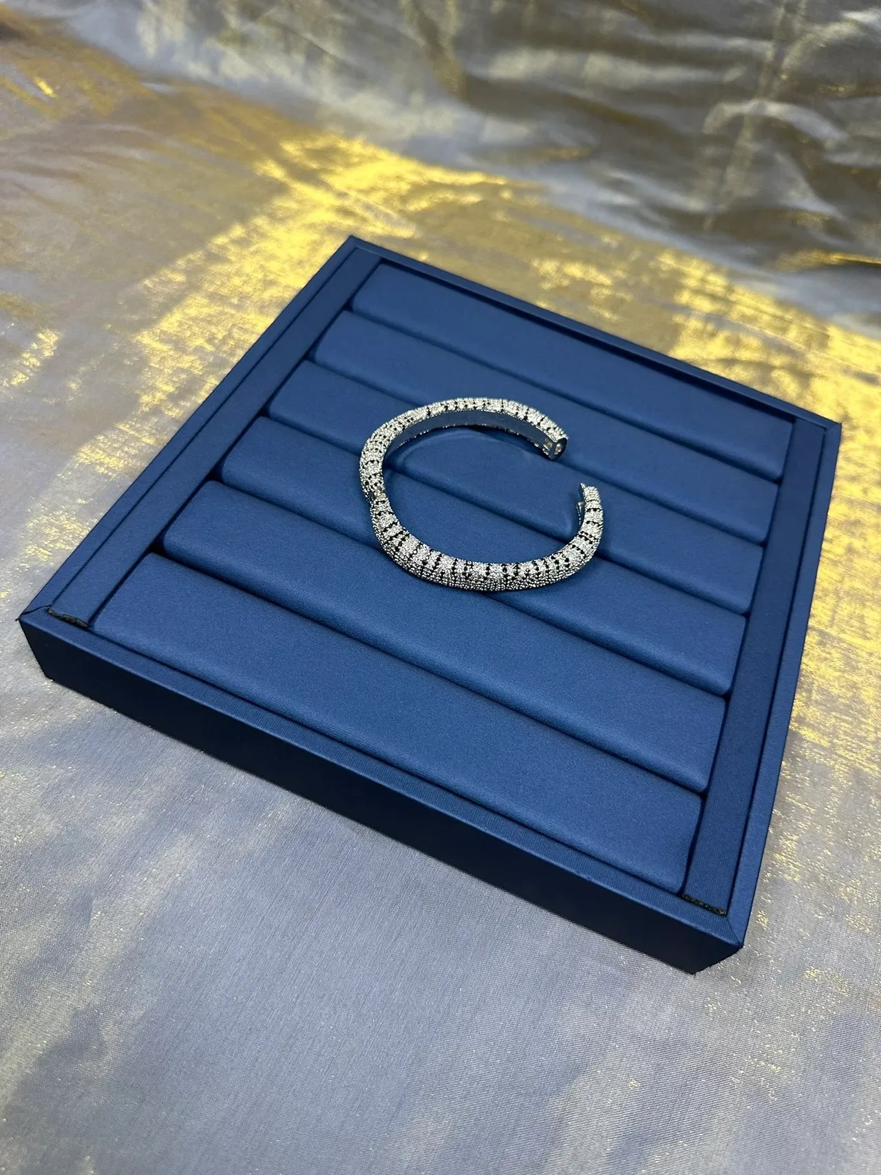 Bandeja cuadrada estructurada navy silver forro acolchado de terciopelo para joyería 9