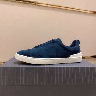 Zapatilla lifestyle de ante suede color navy slip-on