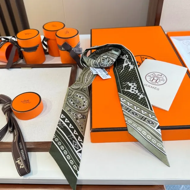 ओलिव ग्रीन और बेज प्रिंटेड नारो सिल्क स्कार्फ 2