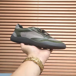 Zapatillas de color verde oliva y gris con paneles de malla sin cordones