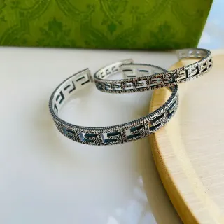 Pulseras de cuff de plata oxidada con diseño geométrico de la clave griega