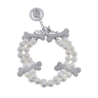 Pulsera multi-cadena con perlas, cristales y charms de hueso