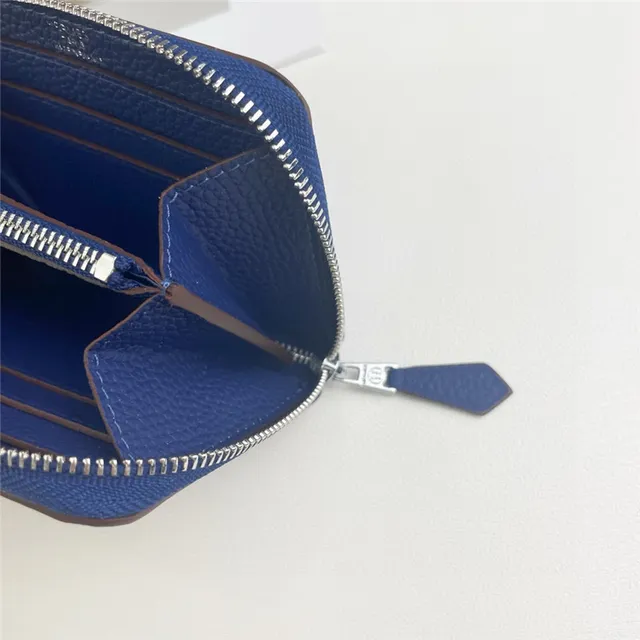 Portefeuille à glissière tout autour en cuir granulaire avec logo perforé 2